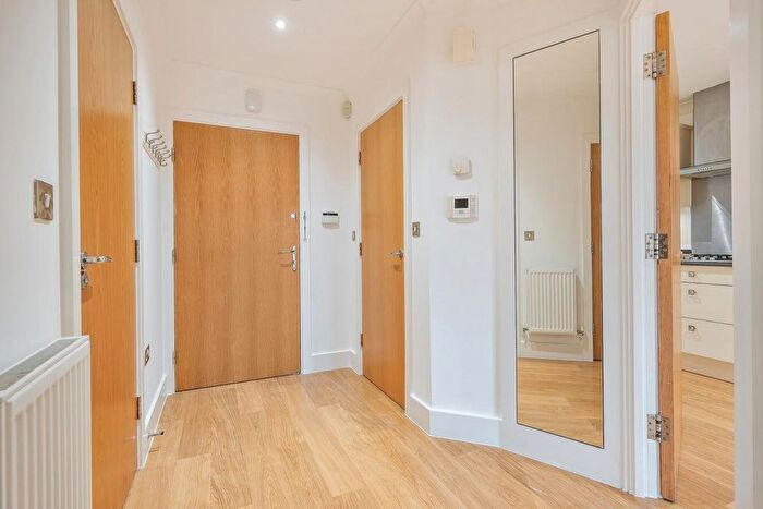 1 Bedroom Flat To Rent In Albany Park Road, Kingston Upon Thames, Greater London, KT2