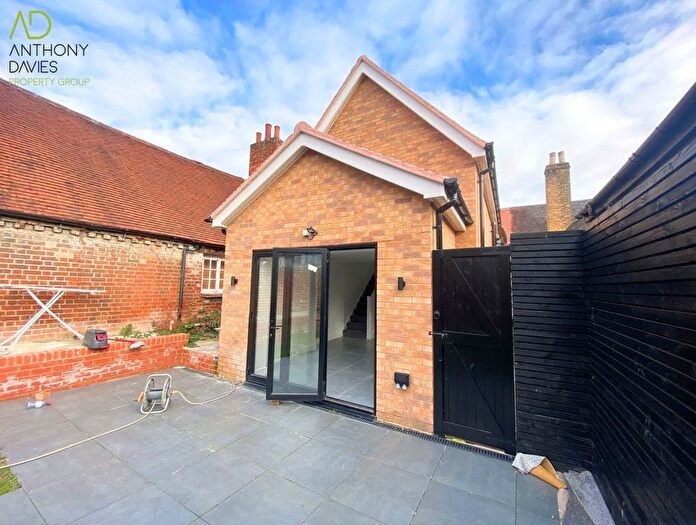 2 Bedroom End Of Terrace House To Rent In High Street, Hoddesdon, EN11