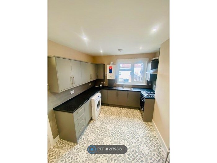 2 Bedroom Flat To Rent In Chingford Mount Road, London, E4