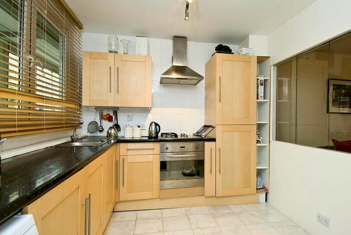 3 Bedroom Flat To Rent In Godstone House, Pardoner Street, SE1