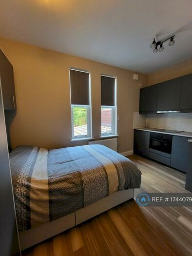 Studio To Rent In Redwood Drive, Epsom, KT19