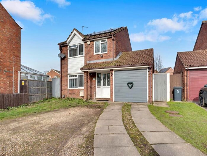 3 Bedroom Detached House For Sale In Warren Drive, Leicester, LE4