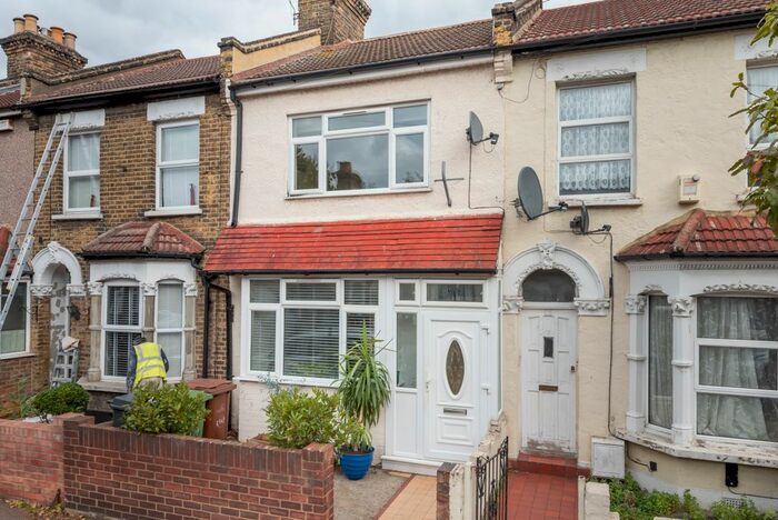 3 Bedroom Flat To Rent In Selby Road, London, E11