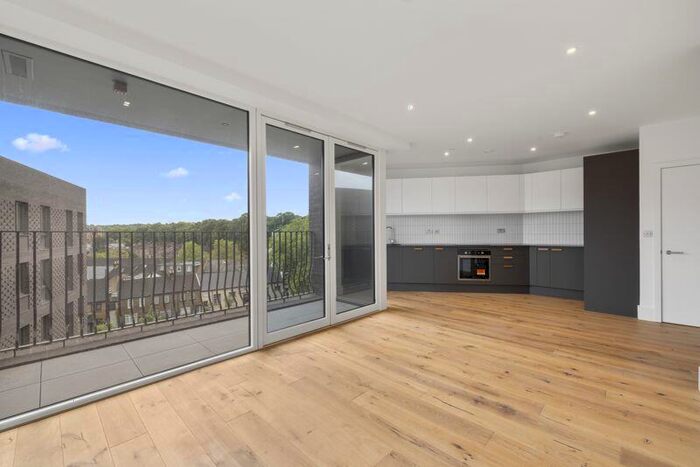 3 Bedroom Flat To Rent In Immediate Move In - Lion Green Road, Coulsdon, CR5