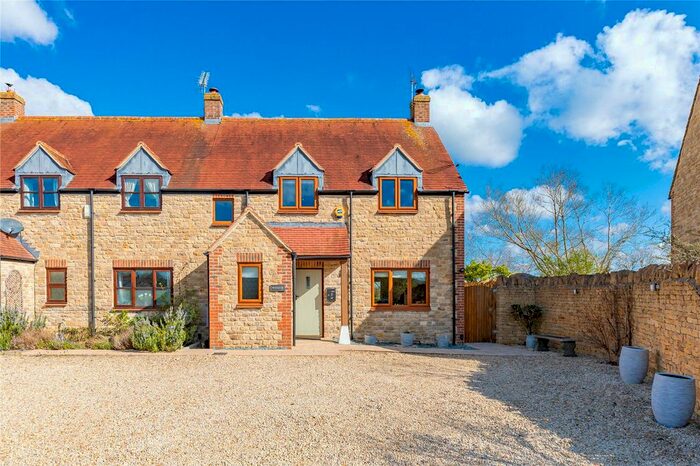 3 Bedroom End Of Terrace House For Sale In Elm Tree Close, Blackthorn, Bicester, Oxfordshire, OX25