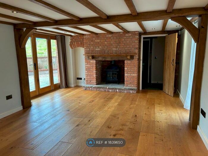 3 Bedroom Semi-Detached House To Rent In Beers Court, Cullompton, EX15