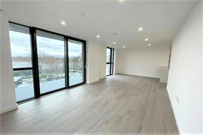 3 Bedroom Apartment To Rent In Willowbrook House, N4