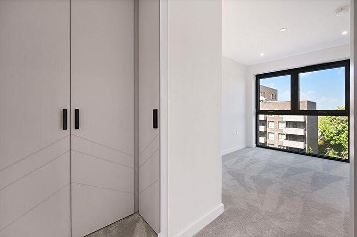 2 Bedroom Flat To Rent In Anax Street London, N4