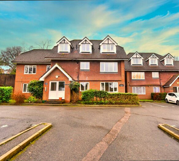 2 Bedroom Flat To Rent In Green Lane, Redhill, RH1
