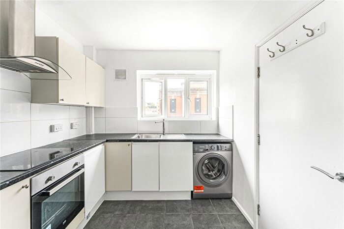 3 Bedroom Flat To Rent In Queensbridge Road, Haggerston, London, E2