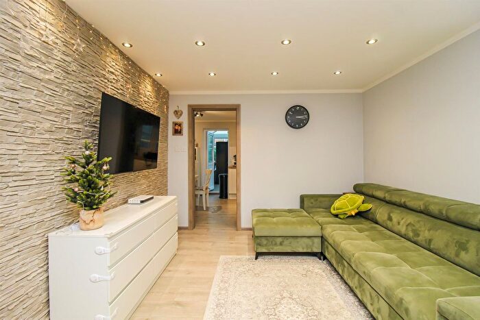 3 Bedroom Town House For Sale In Shaw Avenue, Normanton, WF6