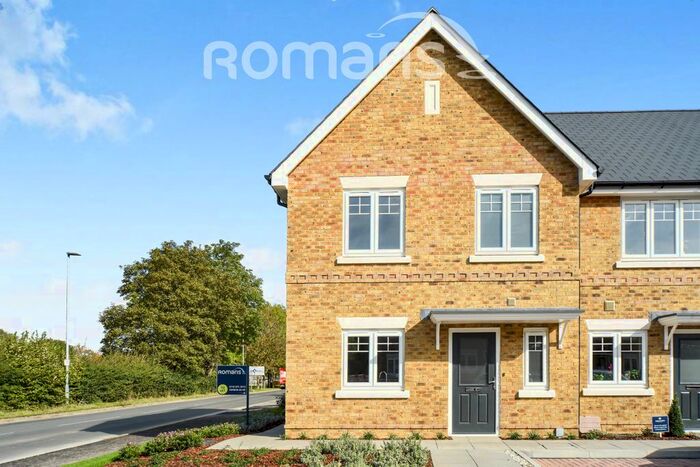3 Bedroom Semi-Detached House To Rent In Victory Gardens, Arborfield Green, Reading, RG2