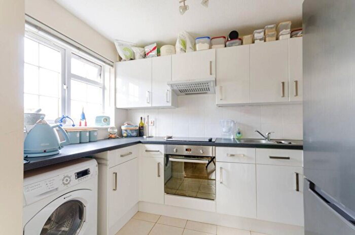 1 Bedroom Flat To Rent In Hillcrest, Weybridge, KT13