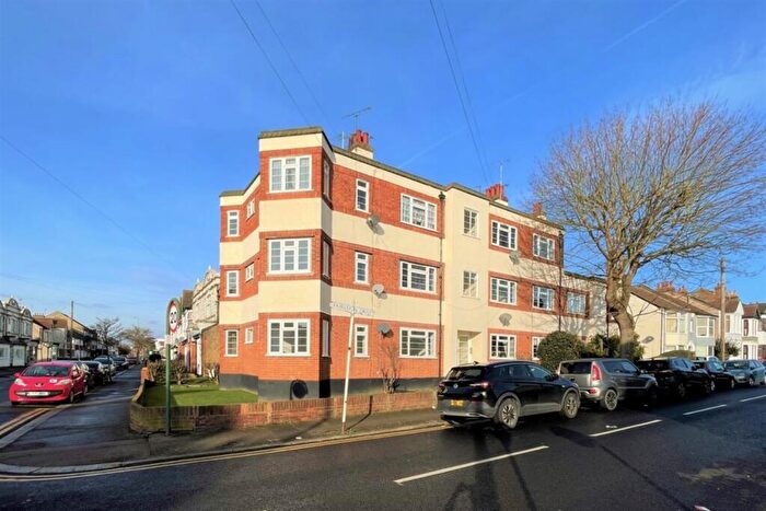 2 Bedroom Flat To Rent In Fairleigh Court, Fairleigh Drive, Leigh-on-Sea, SS9