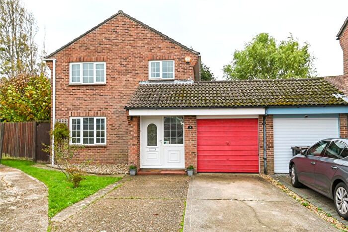 4 Bedroom Link Detached House For Sale In Carisbrooke Court, New Milton, Hampshire, BH25