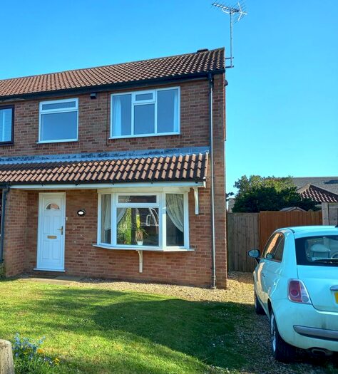 3 Bedroom Semi-Detached House To Rent In Ambleside Close, Sleaford, NG34