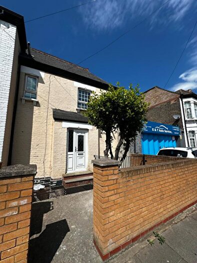 1 Bedroom End Of Terrace House To Rent In Park Avenue Road, London, N17