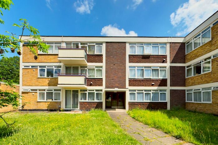 2 Bedroom Flat To Rent In Deerswood Court, Ifield Drive, Crawley, West Sussex, RH11