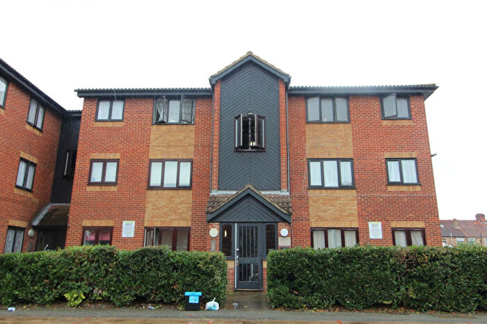 Flat To Rent In Granary Close, London, N9