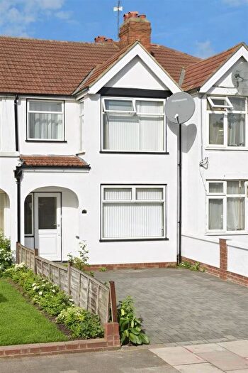 Studio To Rent In Barmouth Avenue, Perivale, Greenford, UB6