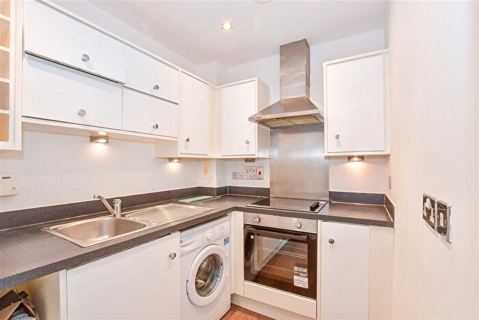 2 Bedroom Flat For Sale In Kingfisher Meadow, Maidstone, Kent, ME16
