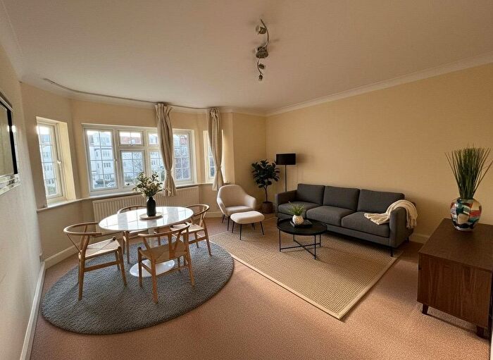 3 Bedroom Flat To Rent In Etchingham Court, Etchingham Park Road, N3