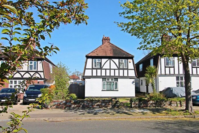 3 Bedroom Detached House For Sale In Hayes Way, Park Langley, Beckenham, BR3