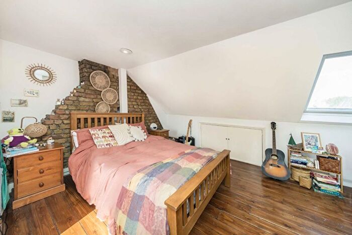 2 Bedroom Flat To Rent In Duntshill Road, Earlsfield, SW18