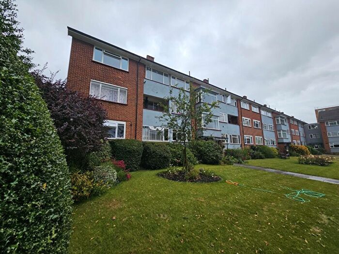 2 Bedroom Flat To Rent In Dove Park, Pinner, HA5