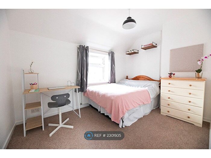 4 Bedroom Semi-Detached House To Rent In Kings Avenue, Winchester, SO22