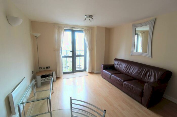 2 Bedroom Flat To Rent In City Walk, Leeds, West Yorkshire, Uk, LS11
