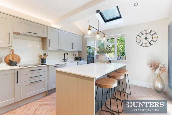 2 Bedroom Maisonette For Sale In The Avenue, Worcester Park, KT4
