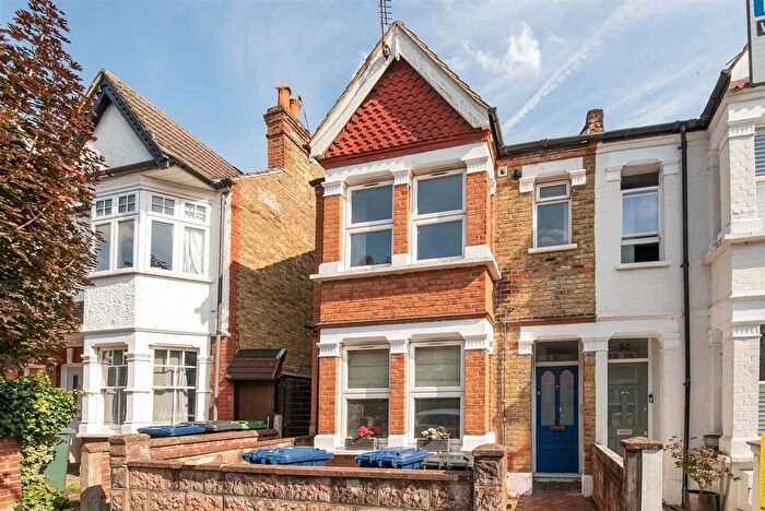 3 Bedroom Flat To Rent In Elthorne Avenue, Hanwell, W7