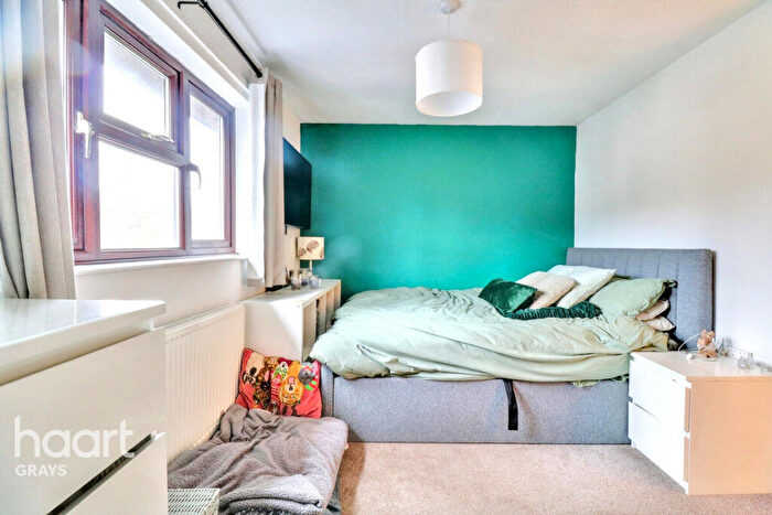 1 Bedroom End Of Terrace House For Sale In Curling Lane, Grays, RM17