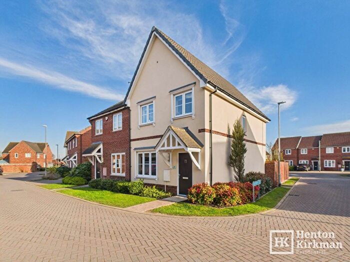 3 Bedroom Semi-Detached House For Sale In Maple Lane, Wickford, SS11