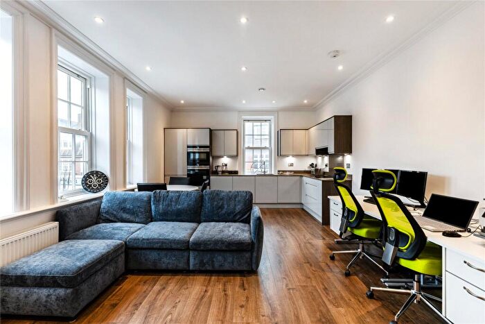 2 Bedroom Flat To Rent In High Street, Weybridge, KT13