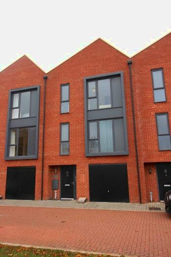 4 Bedroom Town House To Rent In Somerset Close, , Derby, DE22