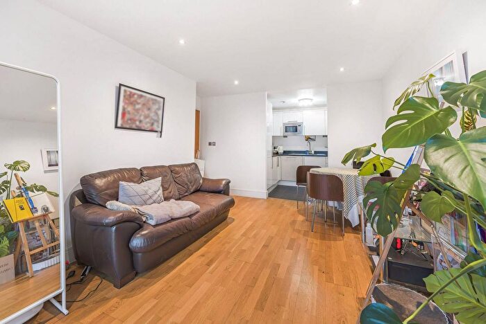 2 Bedroom Flat To Rent In Wharfside Point, Docklands, London, E14