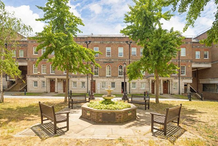 2 Bedroom Flat To Rent In The Highway, Wapping, E1W