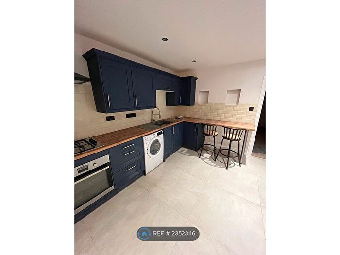 2 Bedroom Flat To Rent In Kings Road, London, E11