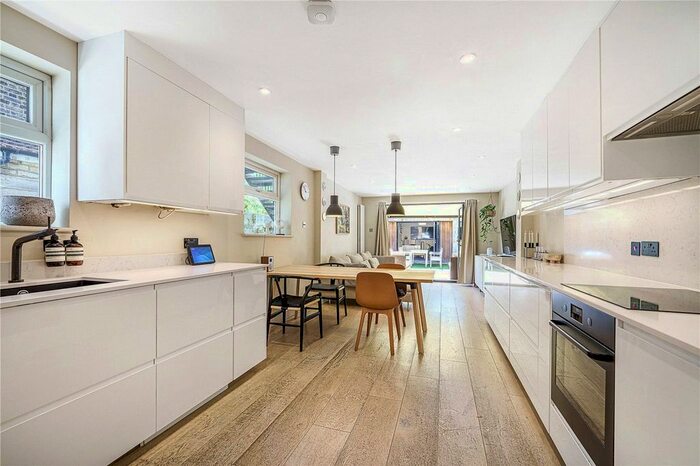 2 Bedroom Flat To Rent In Ondine Road, Peckham Rye, London, SE15