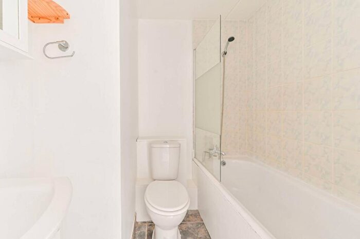 1 Bedroom Flat For Sale In Connor Court, Alfreda Street, Battersea, London, SW11