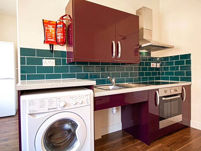 Apartment To Rent In Apt, Clarendon House #, LS2
