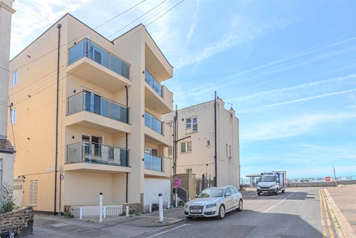 2 Bedroom Flat For Sale In Camper Road, Southend-On-Sea, SS1