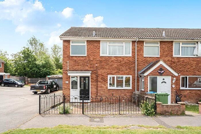 3 Bedroom End Of Terrace House For Sale In Avon Place, Aylesbury, HP21