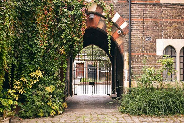 3 Bedroom Maisonette For Sale In London, SE11 - Photo 6