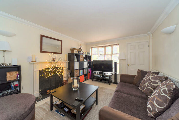 3 Bedroom Semi-Detached House To Rent In Kingsford Close, Woodley, RG5