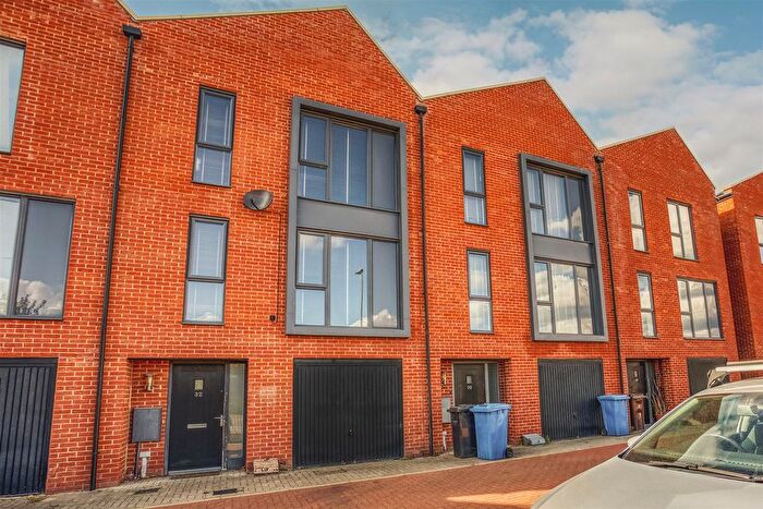 4 Bedroom Property To Rent In Somerset Close, Derby, DE22