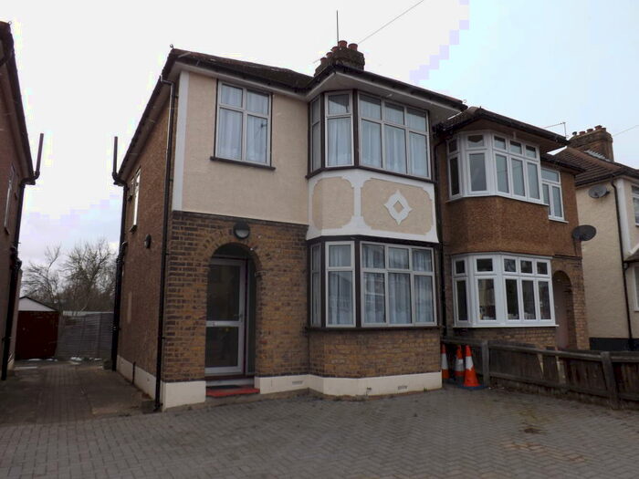 3 Bedroom House To Rent In Ashvale Drive, Upminster, RM14