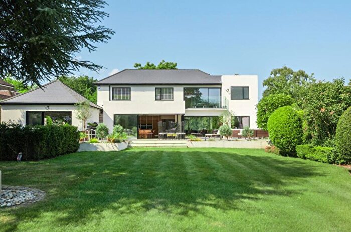 4 Bedroom Detached House For Sale In Gilhams Avenue, Banstead, SM7